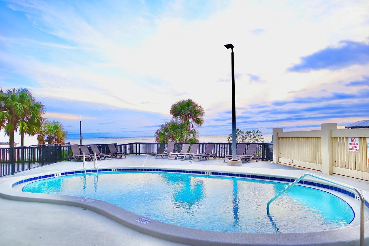 Beach Front Condo, King Size Bed, Sleeps 4 Aparthotel