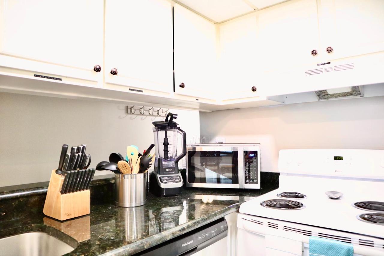 Beach Front Condo, King Size Bed, Sleeps 4 Aparthotel