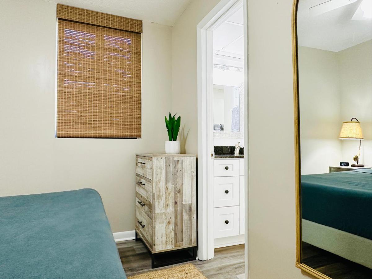 Beach Front Condo, King Size Bed, Sleeps 4 Aparthotel *